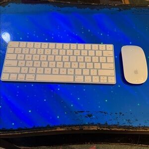 Apple White Wireless Keyboard and Magic Mouse Combo